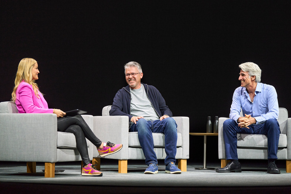 Justine Ezarik、John Giannandrea 和 Craig Federighi 坐在 Apple Park 的 WWDC24 舞台上交流。