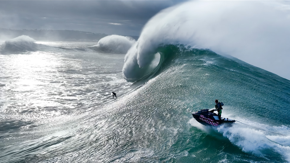 这部极限运动系列片的剧照显示一位巨浪冲浪者。