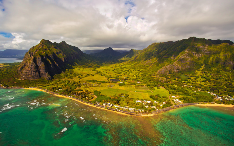 《Elevated》的剧照显示空中俯瞰夏威夷的美景。