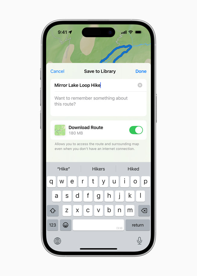 iPhone 16 上显示着优胜美地国家公园 Mirror Lake Loop 的徒步路线，保存在用户的资料库里。