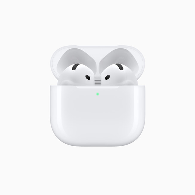 放在充电盒里的 AirPods 4。