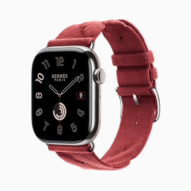 Apple Watch Series 10 搭配 Hermès Torsade 表带。