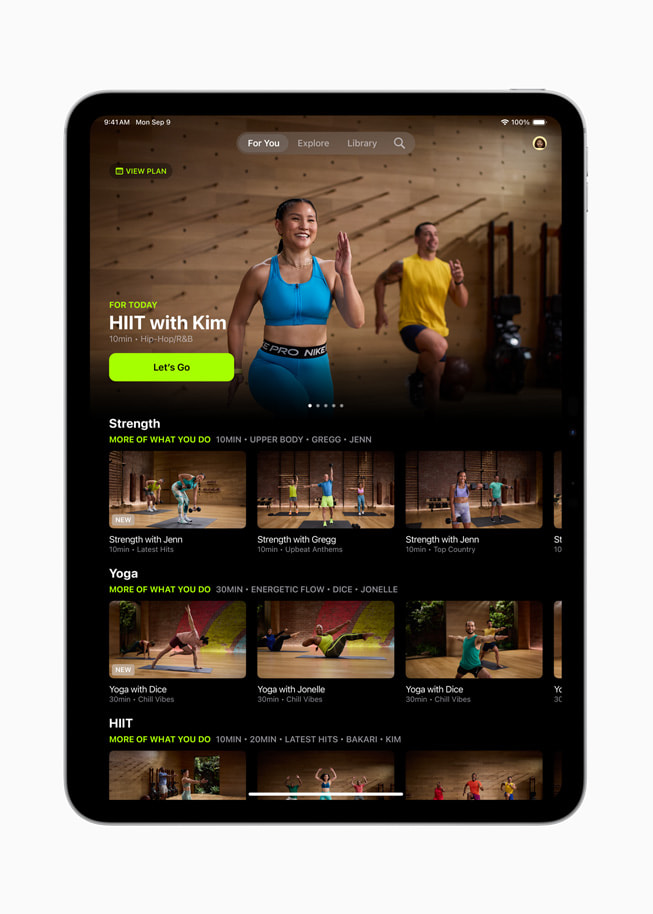 iPad Pro（11 英寸）上，经过重新设计的标签页栏显示在 Fitness+ app 屏幕上。