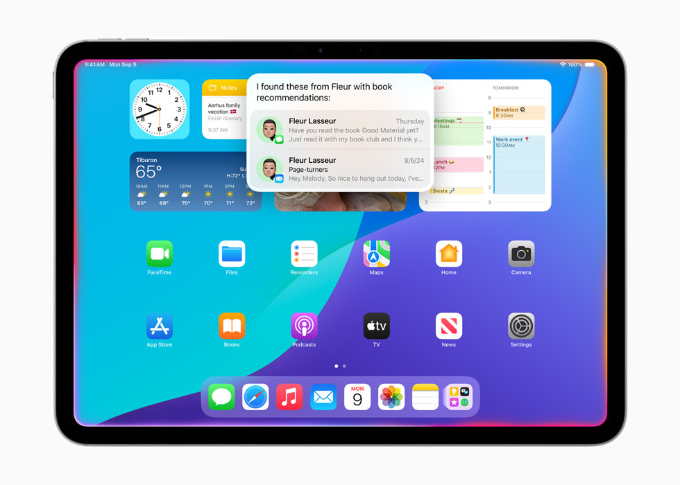 iPad Pro（11 英寸）上显示着 Siri 正在信息 app 和邮件 app 内搜索一条图书推荐，同时显示屏的外边缘处亮着优美的柔光。