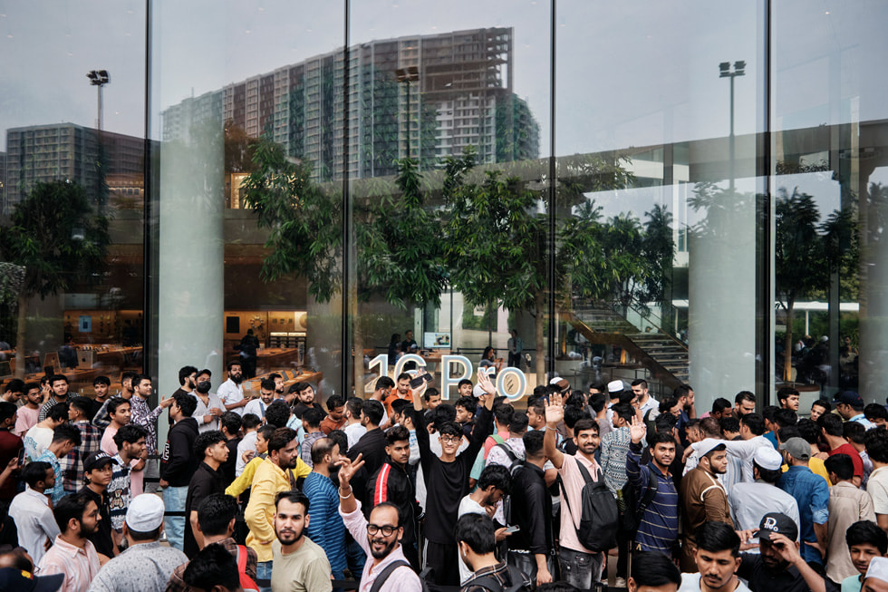 孟买 Apple BKC 零售店外的排队人群。