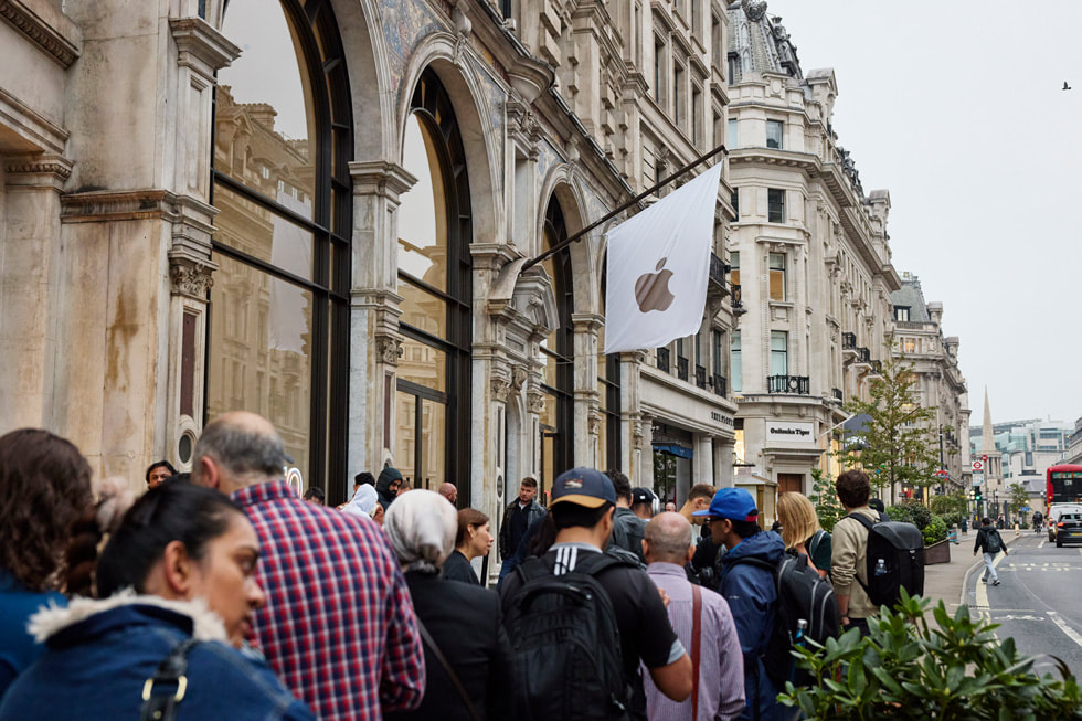 伦敦 Apple 摄政街零售店外的排队人群。