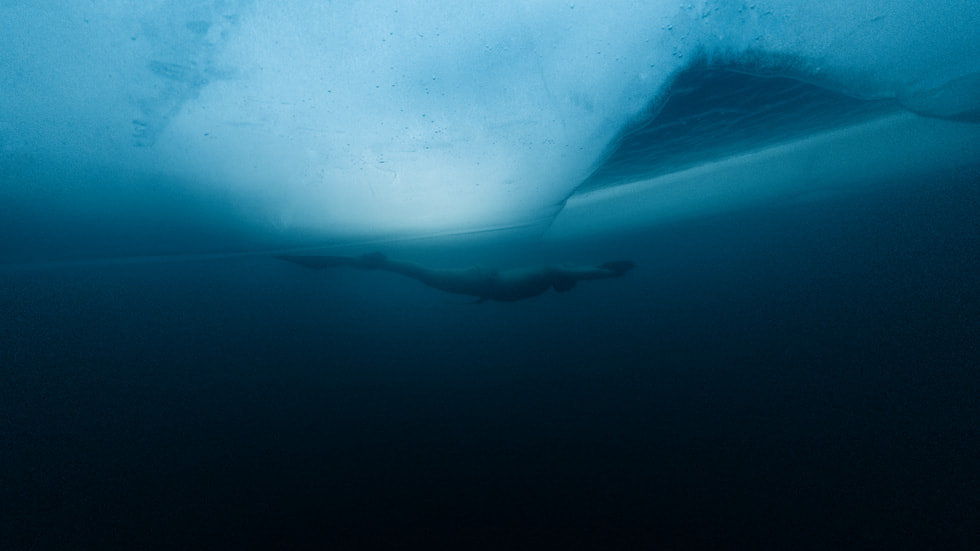 《Adventure》第三集《Ice Dive》的剧照。