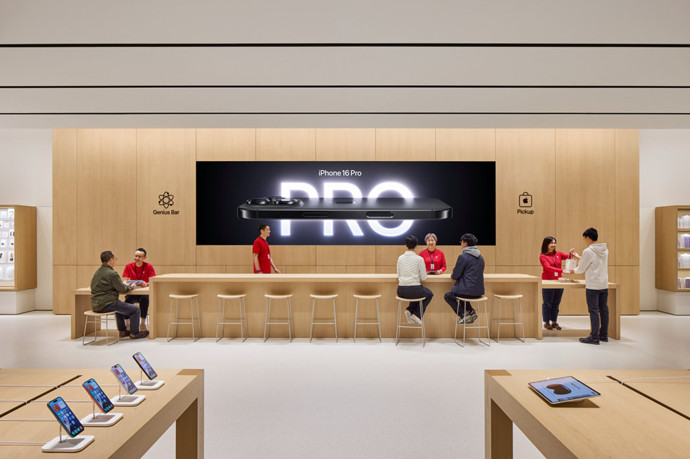 Apple 合肥万象城零售店内的 Genius Bar 天才吧和 Apple Pickup 到店取货区域。