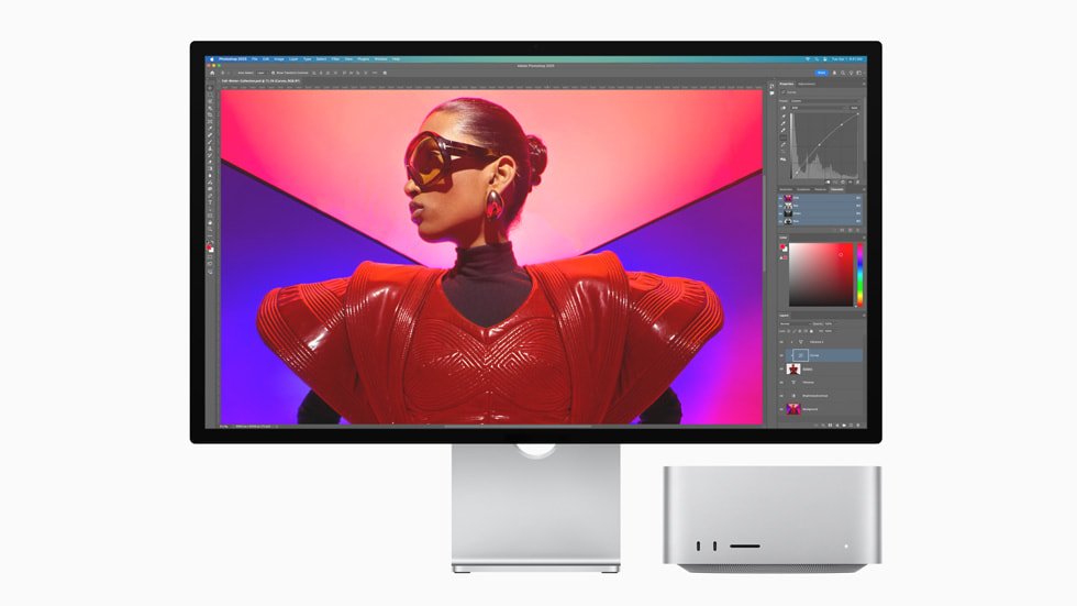 Mac Studio 与旁侧的 Studio Display 显示器，屏幕上显示着一项 Adobe Photoshop 工程。