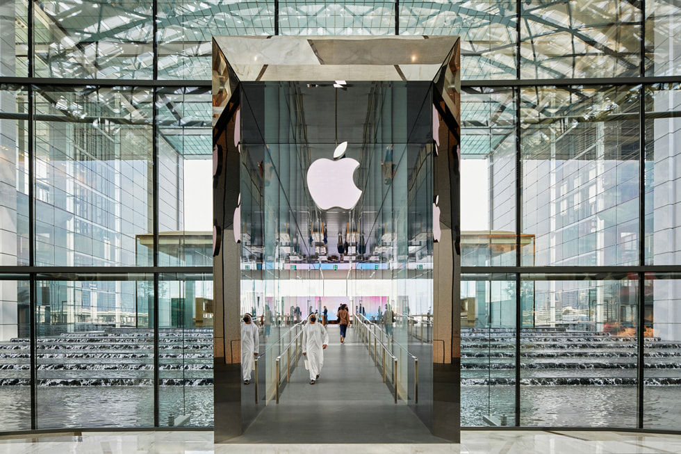  Apple Al Maryah Island 零售店内部的镜面天花板。