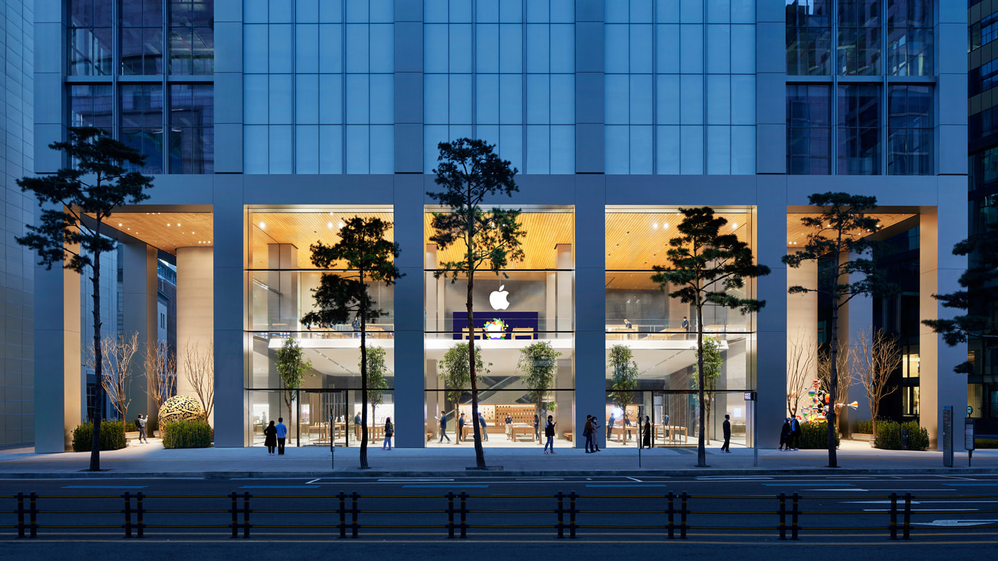 Apple 明洞零售店位于繁华熙攘的首尔购物区中心地带。