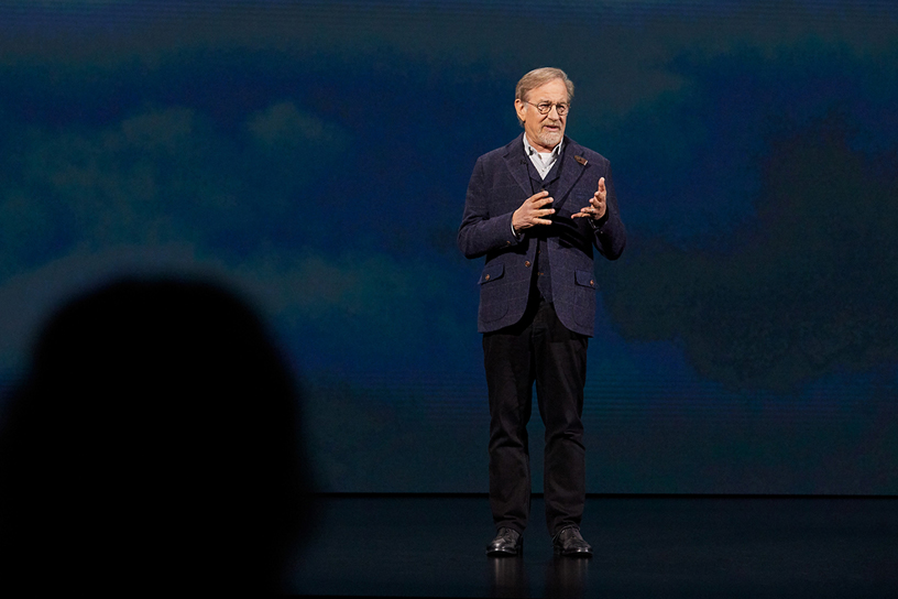 Steven Spielberg 现身 Steve Jobs Theater 演讲台。