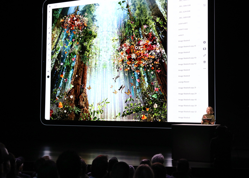 舞台上的 Chantel Benson 用 iPad Pro 演示 Photoshop。