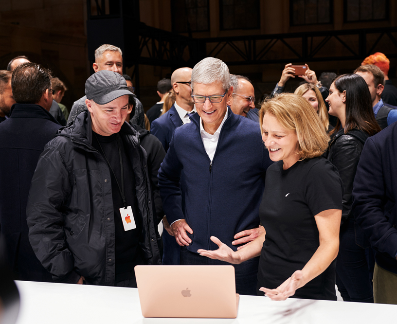 KAWS 和 Tim Cook 与 Apple 员工一起试用 MacBook Air。