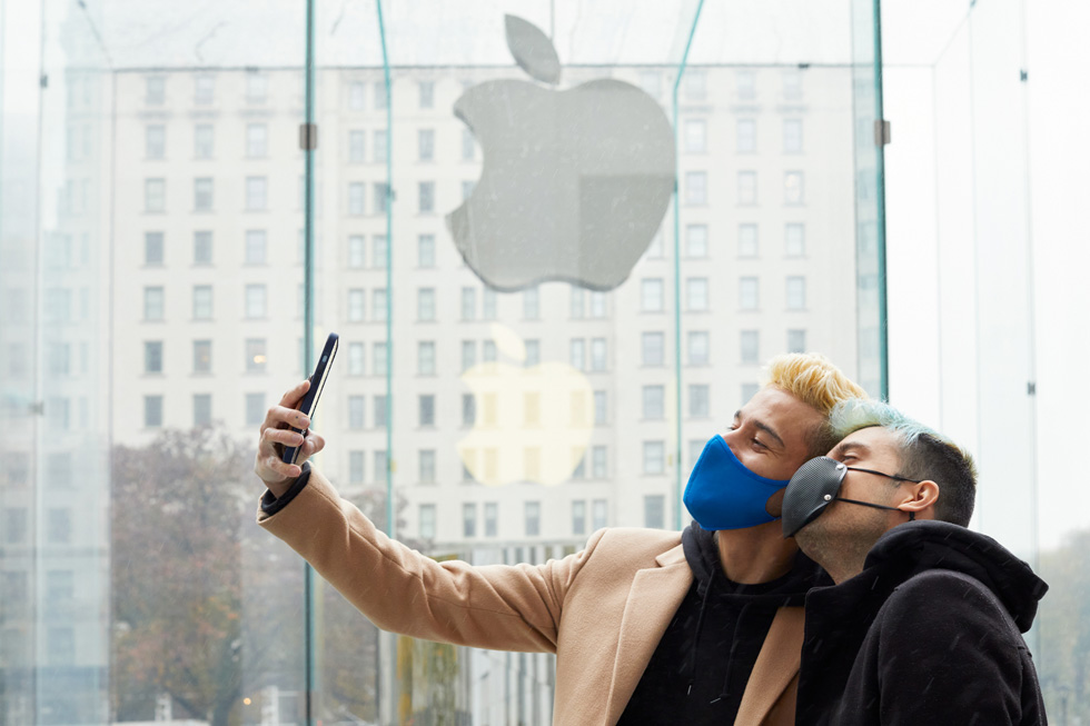 顾客在 Apple 第五大道零售店用全新 iPhone 12 Pro Max 自拍。