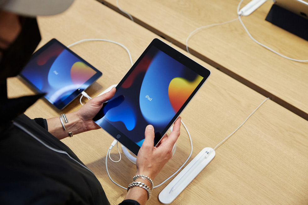 Apple Fifth Avenue 零售店内的顾客正在查看新款 iPad（第九代）。