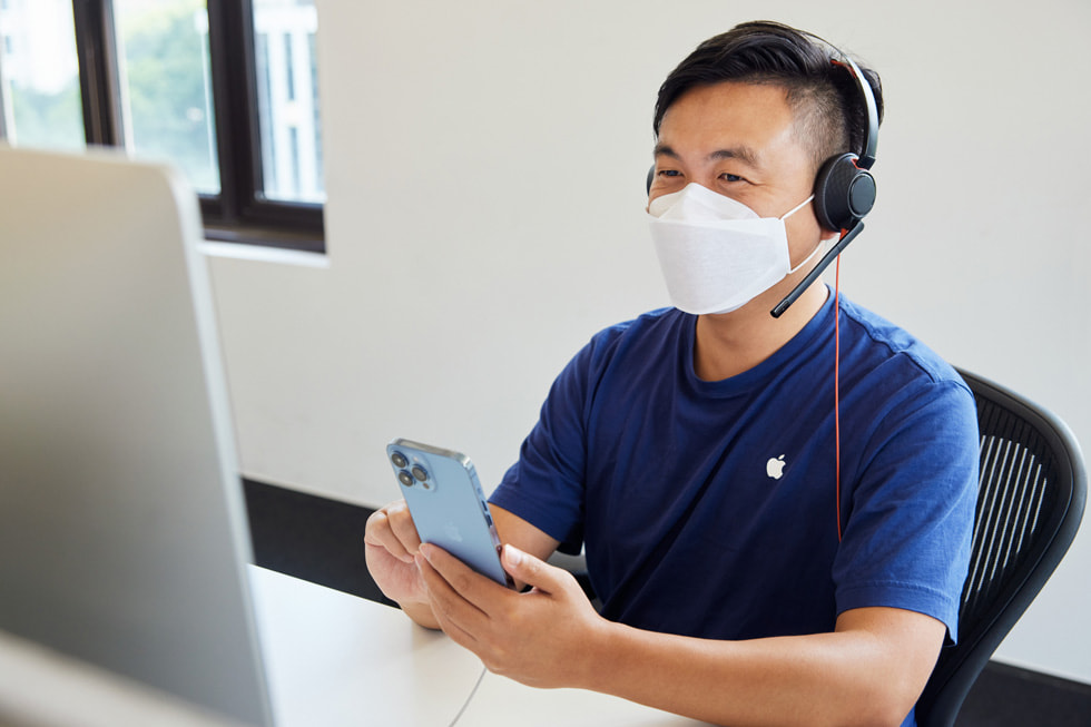 在 Apple 位于上海的呼叫中心，一位 Apple 在线团队成员正在为顾客介绍新款 iPhone 13 Pro Max。 