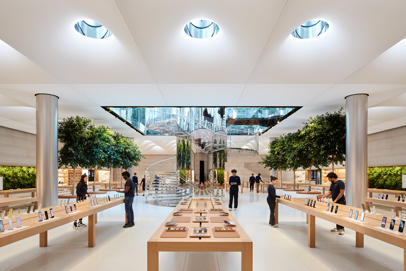 焕然新装的 Apple 第五大道零售店内部。