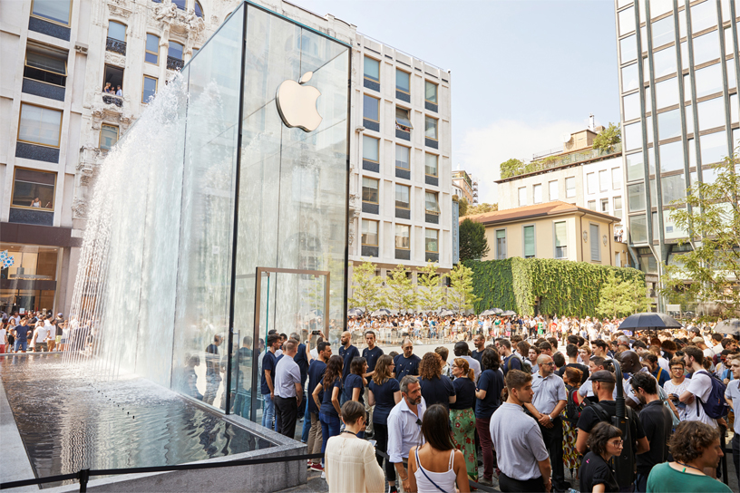 Apple Piazza Liberty 开幕当日吸引上千名顾客到访。