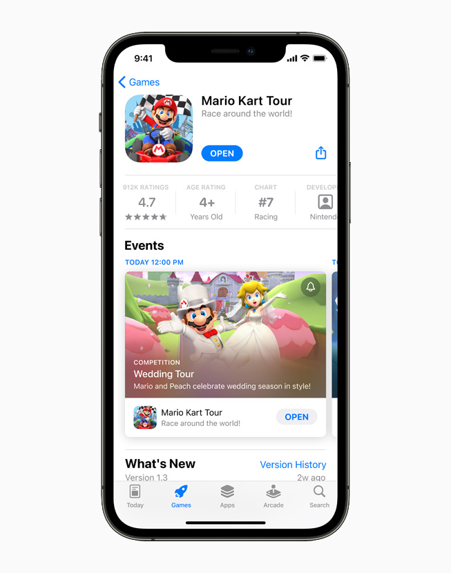 一台 iPhone 12 Pro 上正在展示 App Store 上的游戏 Mario Kart Tour。