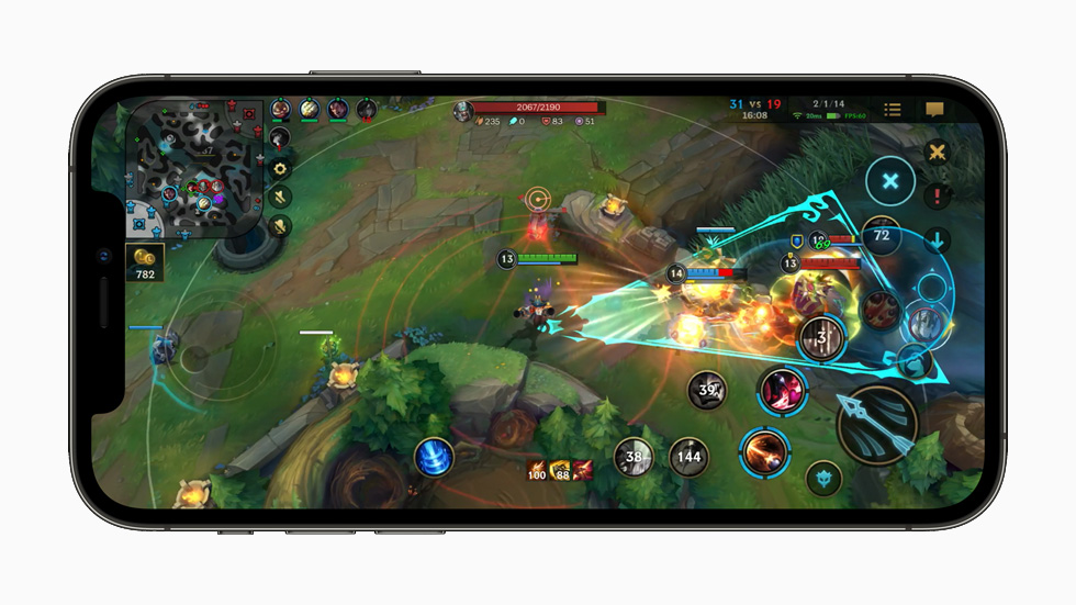 League of Legends: Wild Rift 游戏画面，在 iPhone 12 Pro 上展示。