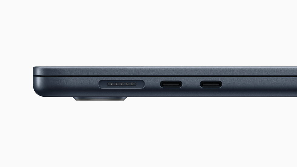 全新午夜色 15 英寸 MacBook Air 上 MagSafe 端口的特写。
