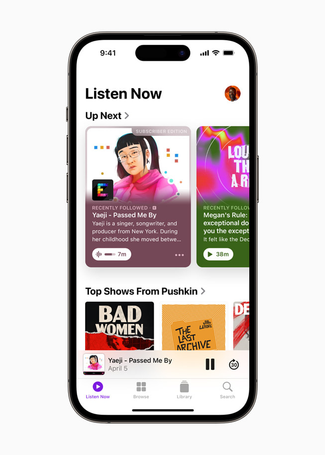 iPhone 14 Pro 显示 Apple 播客即将播放的内容。