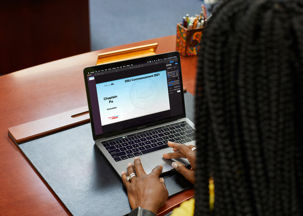 Francine Edwards 博士在 MacBook Pro 上制作特拉华州立大学 2021 年毕业典礼的虚拟元素。