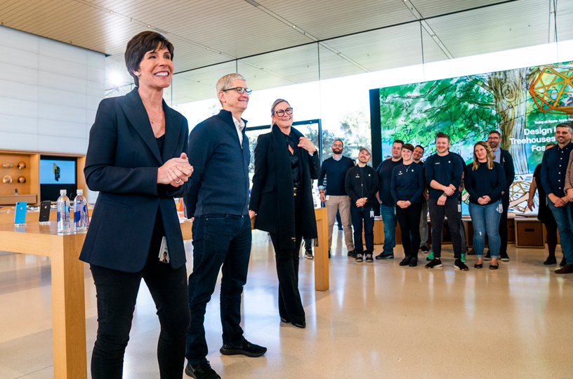 Deirdre O’Brien、Tim Cook 和 Angela Ahrendts 问候 Apple 团队成员。