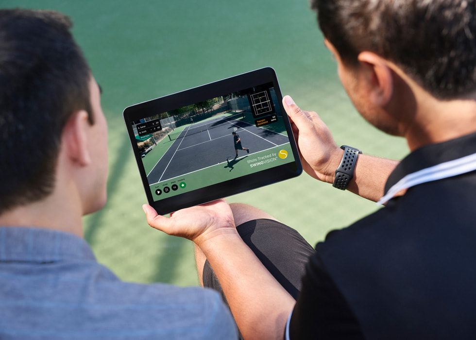 Sahai 手持 iPad，与对手共同观看拍下的比赛画面。