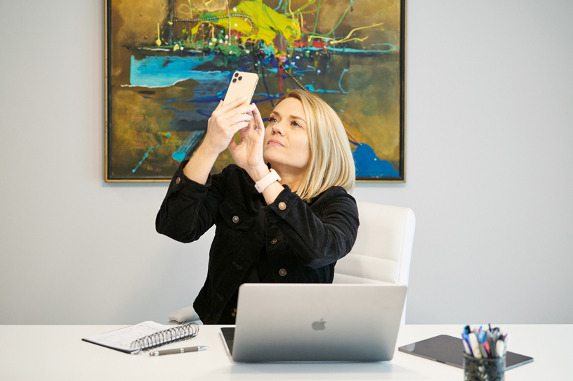 Sarah Hill 在她办公室的 iPhone 11 Pro 上使用 Healium AR app。