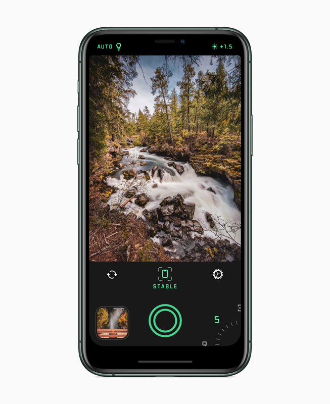 iPhone 显示《Spectre 相机》app。 