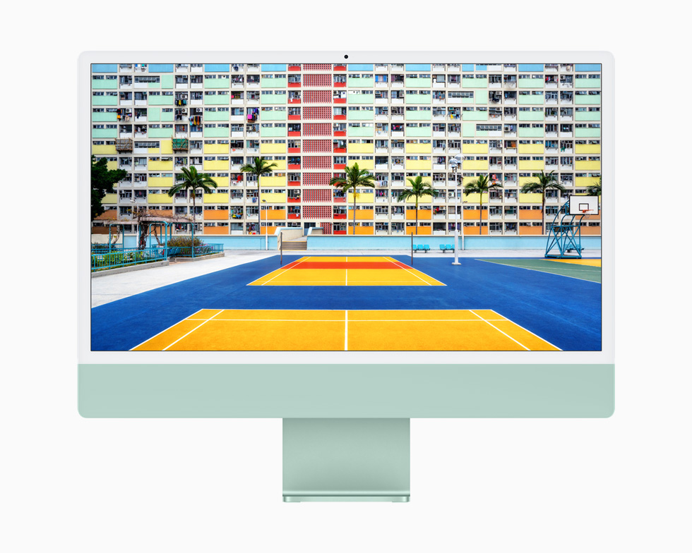 iMac 的 4.5K 视网膜显示屏正在展示色彩鲜艳丰富的户外网球场照片。