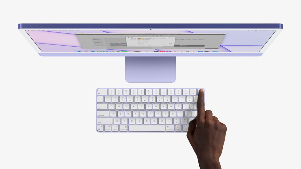 用手指在妙控键盘上轻按触控 ID，启动 iMac。