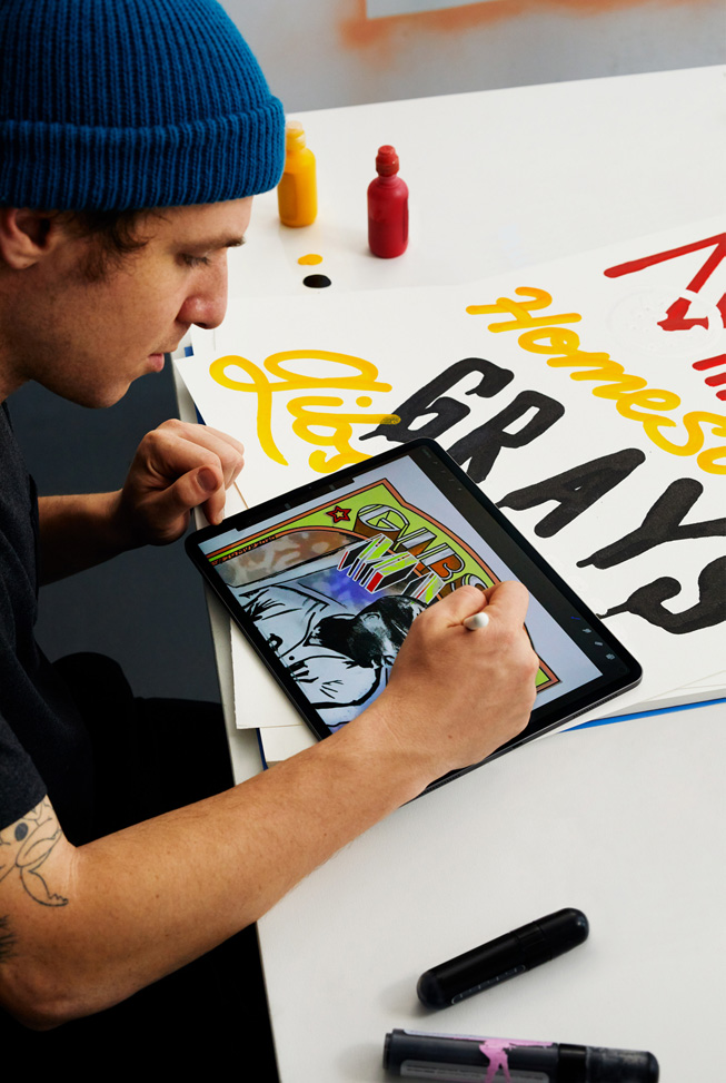 Eric “Efdot” Friedensohn 使用 Apple Pencil 在 iPad Pro 上绘制 Josh Gibson 棒球球星卡的插图。