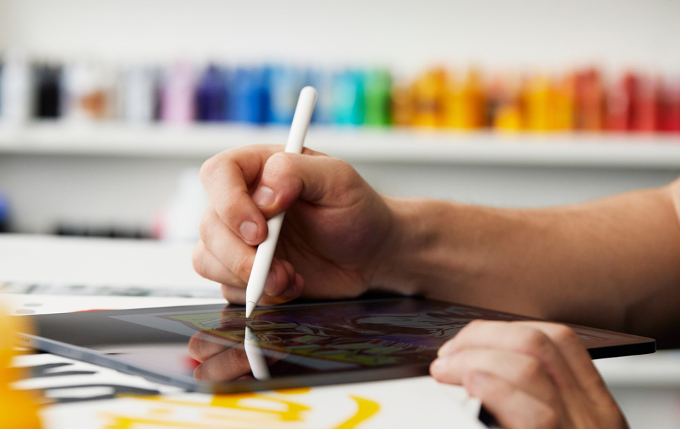 Eric “Efdot” Friedensohn 在 iPad Pro 上使用 Apple Pencil 绘画。 