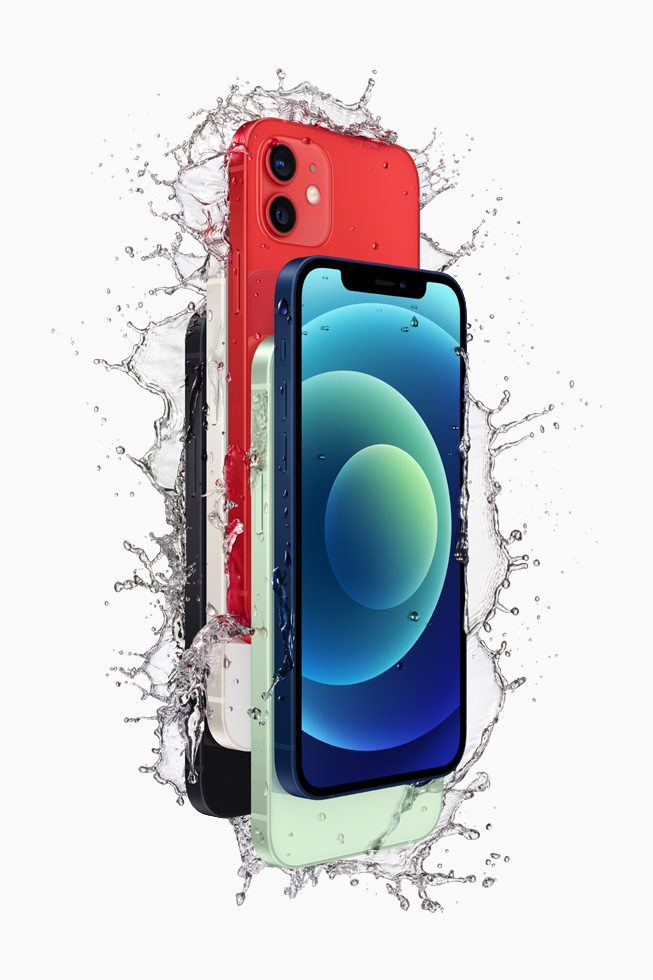 黑色、白色、红色、绿色和蓝色 iPhone 12，展示防泼溅特性。