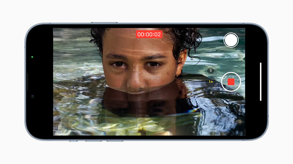 iPhone 13 Pro 使用 A15 仿生的新一代图像信号处理器，在水边录制视频。
