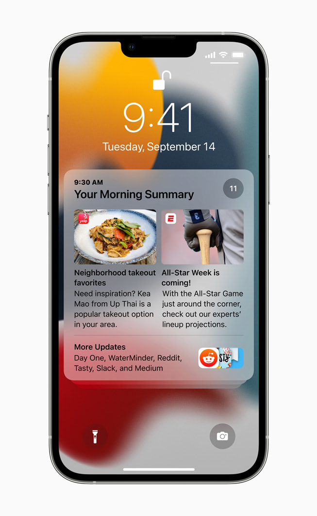 运行 iOS 15 的 iPhone 13 Pro 锁定屏幕上显示一条通知摘要。