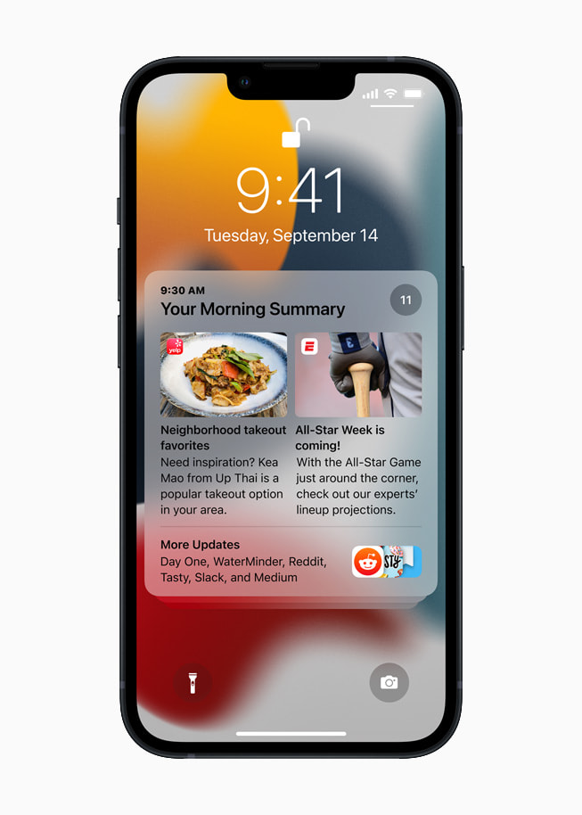 运行 iOS 15 的 iPhone 13 展示锁定屏幕上的通知摘要。
