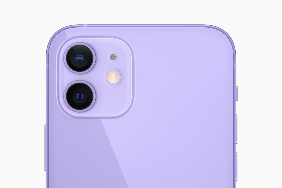 紫色 iPhone 12 上的双摄系统。