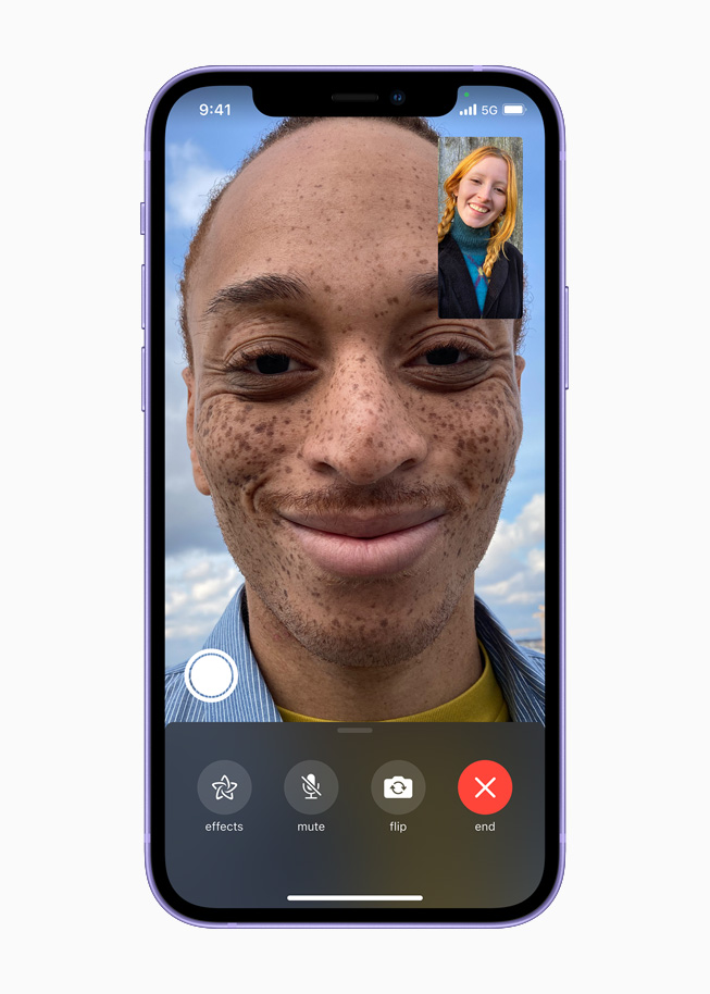 在 iPhone 12 上展示 FaceTime 视频通话。