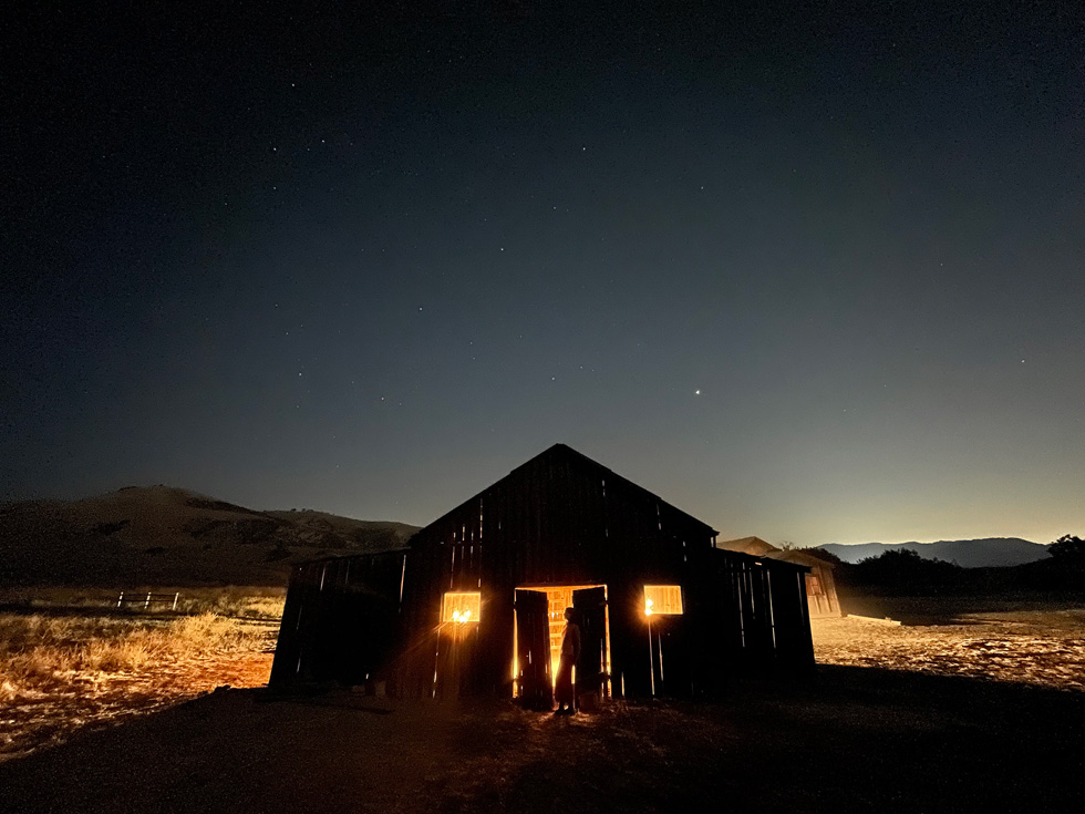 iPhone 12 上展示在室外使用夜间模式拍摄的建筑物照片。