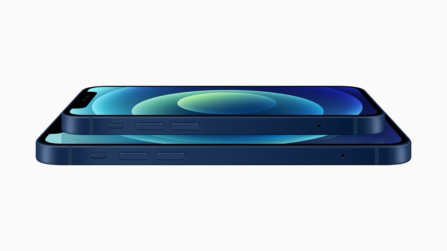 蓝色铝金属外观的 iPhone 12 和 iPhone 12 mini 的层叠展示图。 