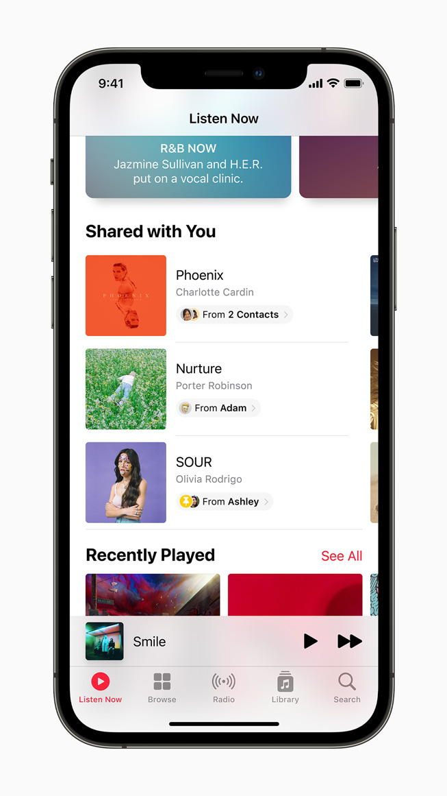 iPhone 12 Pro 的 Apple Music 中展示“与您共享”功能。