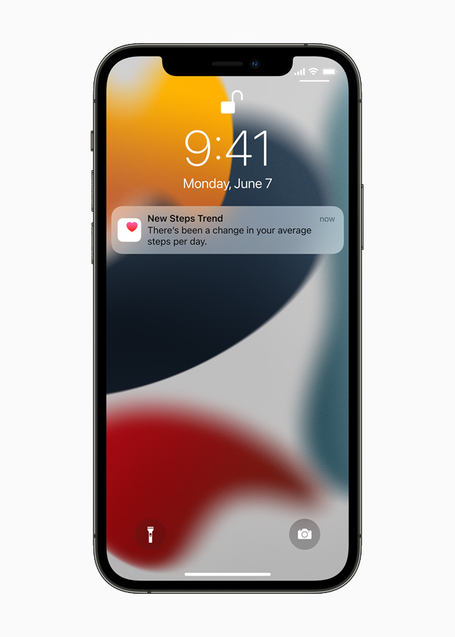 iPhone 12 Pro 锁定屏幕上显示的全新步数趋势通知。