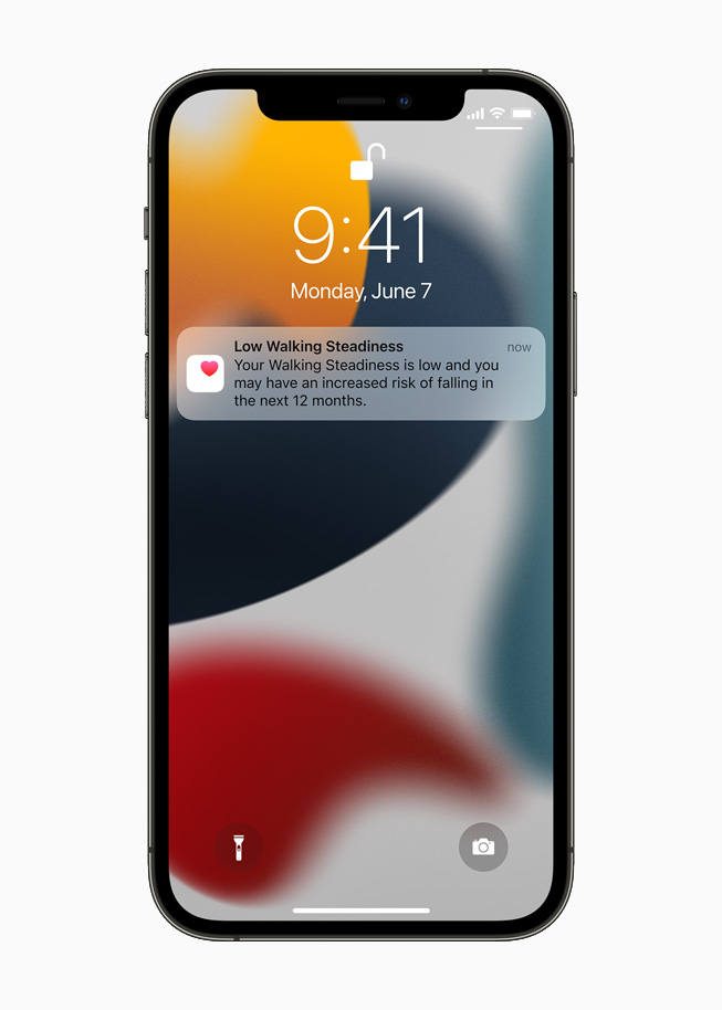 iPhone 12 Pro 锁屏上显示的低步行稳定性通知。