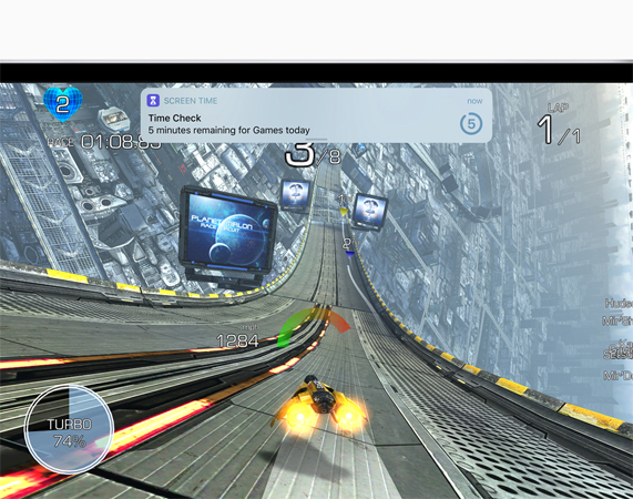 iPad 显示游戏中的屏幕截图，通知横幅上带有 5 分钟的 Screen Time 提醒。