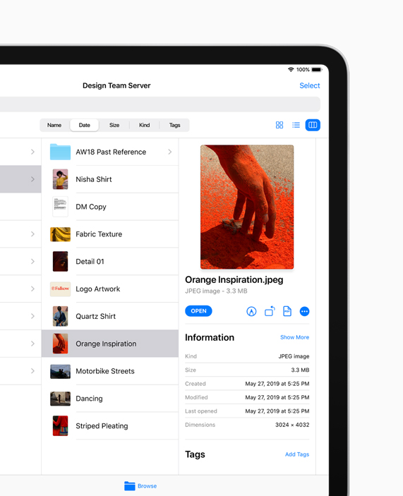 iPad 上运行的 iPadOS 正在显示新的文件 app 设计。