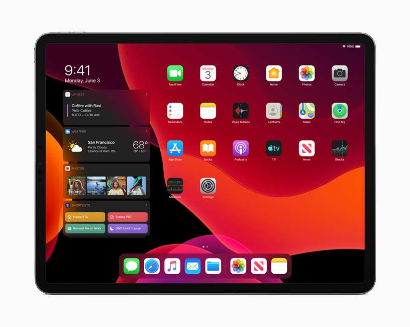 深色模式下的 iPadOS 主屏幕。